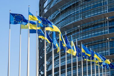 Des drapeaux ukrainiens et européens flottent devant le parlement européen à Strasbourg