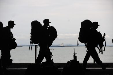 Loi de programmation militaire: des soldats en contre jour avancent au pas